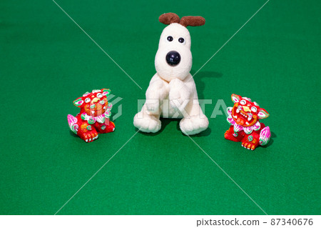 為美元、沖繩風獅爺和毛絨狗拍照 87340676