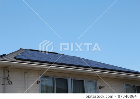 太陽能發電設備安裝在帶有四坡屋頂的獨立式房屋中,可用於目錄和標題 太陽能發電設備安裝在帶有四坡屋頂的獨立式房屋中,可用於目錄和標題 87340864