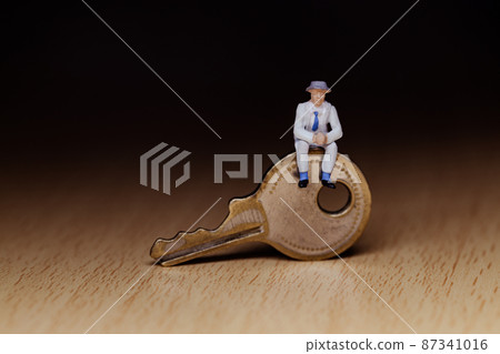 坐在鑰匙上的商人 87341016