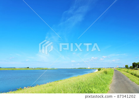 Chiba Prefecture Tone River in the blue sky 87341202