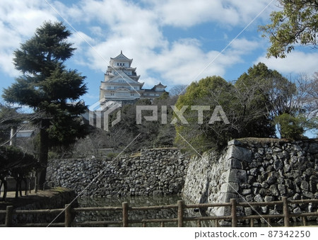 姬路城的大城堡塔和小城堡塔的遠景，日本的第一座世界文化遺產 87342250