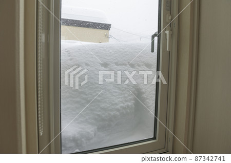 Windows filled with heavy snow 87342741