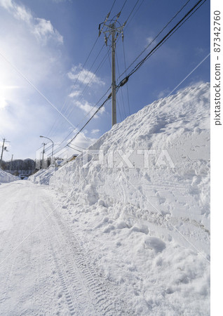 大雪後的住宅區（札幌市） 87342760
