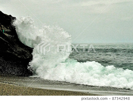 海浪撞擊岩石 海浪撞擊岩石 87342948