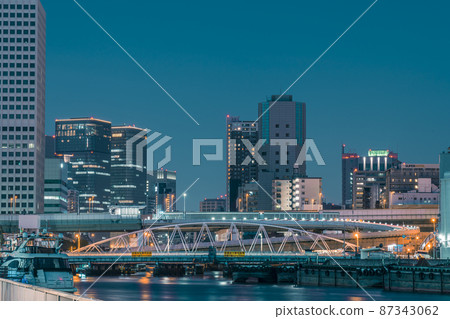 大阪中央批發市場碼頭附近的中之島摩天大樓夜景 87343062