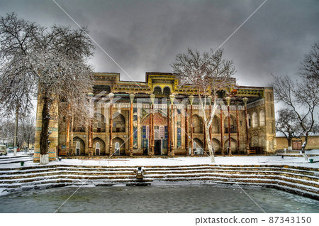 Exterior view to Bolo Hauz Mosque and minaret, Bukhara, uzbekistan 87343150