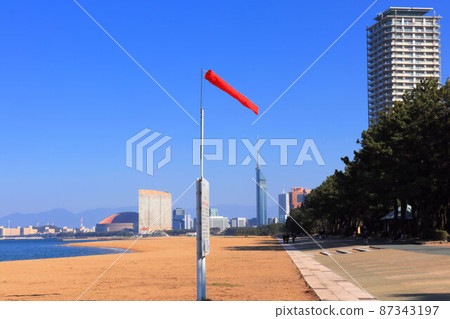 從紅色風向袋和濱海城海濱公園看到的百道濱地區的福岡塔和福岡巨蛋 從紅色風向袋和濱海城海濱公園看到的百道濱地區的福岡塔和福岡巨蛋 87343197