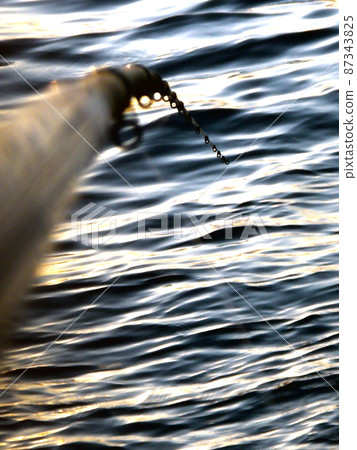 At dusk, the tip of the rocky shore that stretches to the surface of the sea, the mechanism is on the tide, and the image image that makes you feel the Atari of the fish. At dusk, the tip of the rocky shore that stretches to the surface of the sea, the mechanism is on the tide, and the image image that makes you feel the Atari of the fish. 87343825