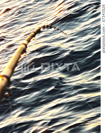 At dusk, the tip of the rocky shore that stretches to the surface of the sea, the mechanism is on the tide, and the image image that makes you feel the Atari of the fish. At dusk, the tip of the rocky shore that stretches to the surface of the sea, the mechanism is on the tide, and the image image that makes you feel the Atari of the fish. 87343826