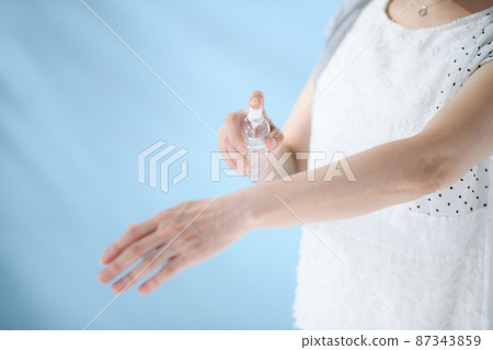 Senior women sunscreen body spray 87343859