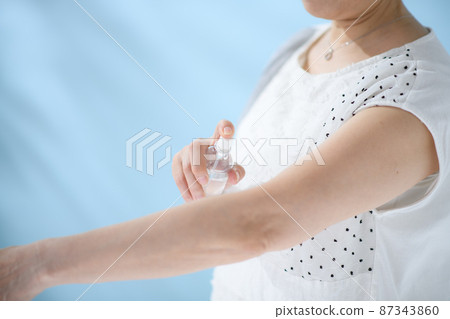 Senior women sunscreen body spray Senior women sunscreen body spray 87343860