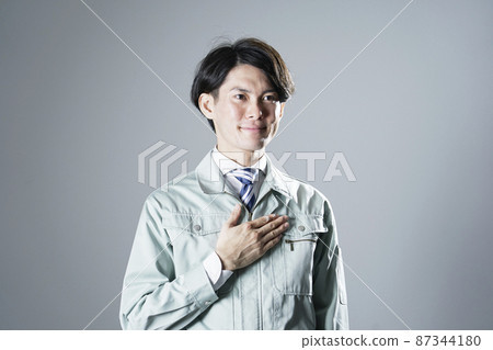 工人肖像灰色背景 87344180