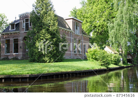 Beautiful houses of heat horn seen from a sightseeing boat 87345616