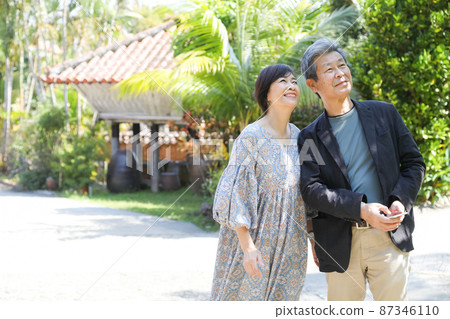 Married couple trip-Sightseeing in Onna village, Okinawa Sightseeing while checking with a smartphone Married couple trip-Sightseeing in Onna village, Okinawa Sightseeing while checking with a smartphone 87346110