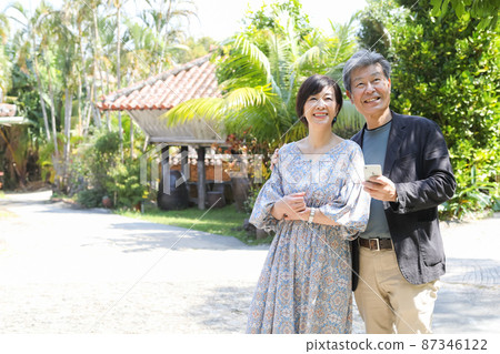 夫妻旅行-沖繩恩納村觀光 一邊用智能手機確認一邊觀光 87346122