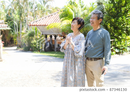 Married couple trip-Sightseeing in Onna village, Okinawa Sightseeing while checking with a smartphone 87346130
