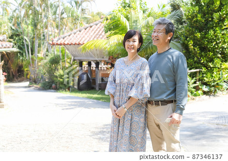 夫妻旅行-沖繩恩納村觀光 一邊用智能手機確認一邊觀光 87346137