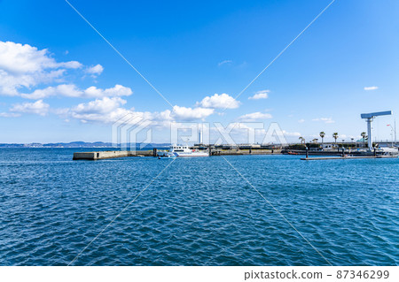 [Kanagawa Prefecture] Shonan Harbor Lighthouse in Enoshima with a beautiful blue sea and sky 87346299