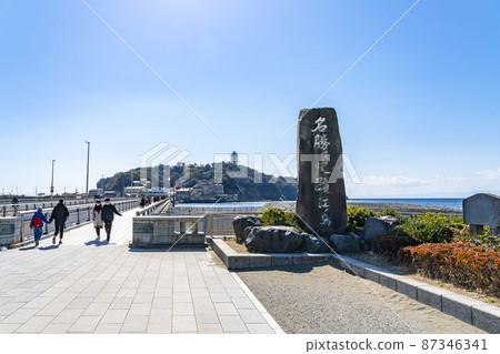 [神奈川縣]從片瀨海岸一側看到的江之島 87346341