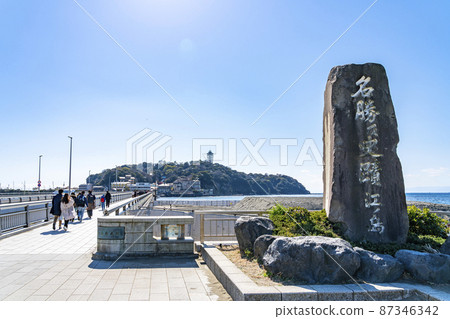 [神奈川縣]從片瀨海岸一側看到的江之島 87346342