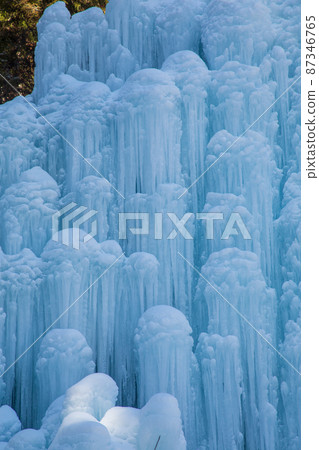 大量水母在冬山中游弋 大量水母在冬山中游弋 87346765