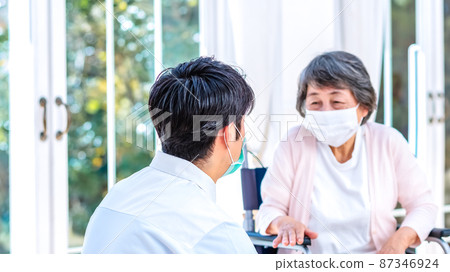 有老年婦女和護理人員的老年住房 有老年婦女和護理人員的老年住房 87346924