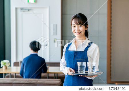 在咖啡館的年輕女店員 87348491