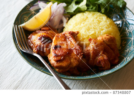 Tandoori chicken and saffron rice 87348807