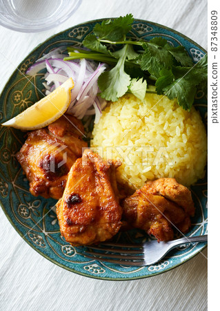 Tandoori chicken and saffron rice 87348809