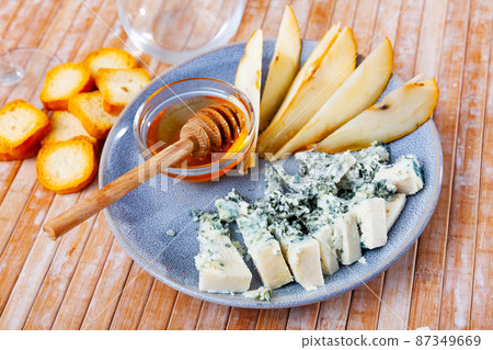 Popular Spanish blue cheese Roncari 87349669