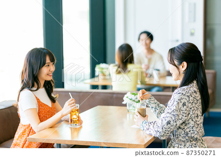 People relaxing in a cafe 87350271