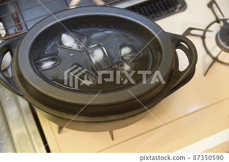 Anhydrous pot made in France, with ice on the lid ① Anhydrous pot made in France, with ice on the lid ① 87350590