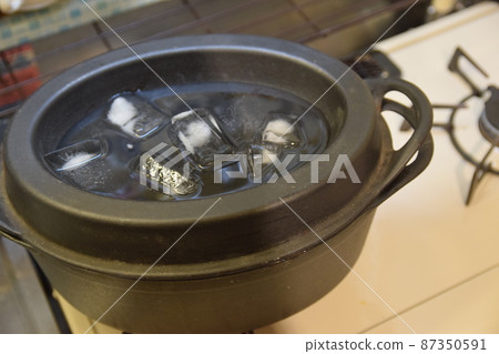 Anhydrous pot made in France, with ice on the lid ② Anhydrous pot made in France, with ice on the lid ② 87350591