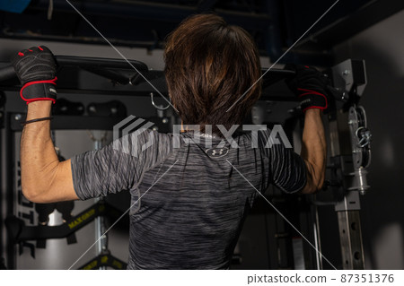 一個人拉起來 87351376