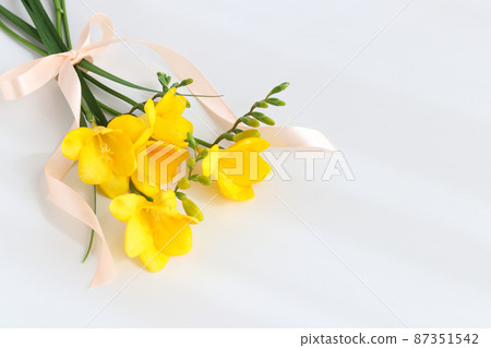 Bouquet of freesia 87351542