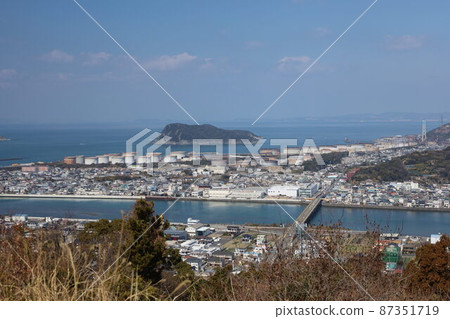 A city by seaside A city by seaside 87351719