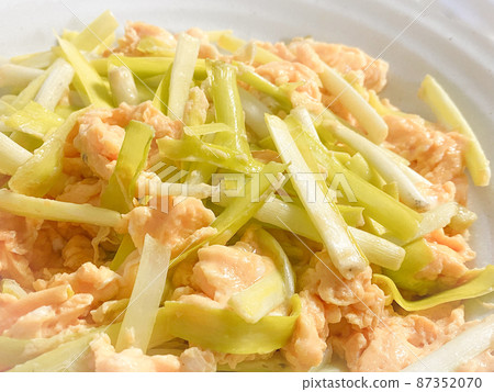 Chinese Shanghai cuisine, stir-fried garlic chives chicken (stir-fried garlic eggs) Chinese Shanghai cuisine, stir-fried garlic chives chicken (stir-fried garlic eggs) 87352070
