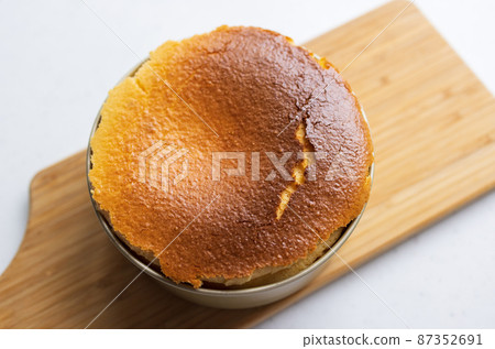 新鮮出爐的海綿蛋糕 新鮮出爐的海綿蛋糕 87352691