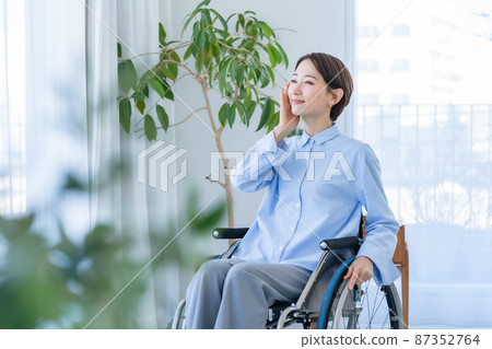Wheelchair Beauty Moisture Middle Woman Wheelchair Beauty Moisture Middle Woman 87352764