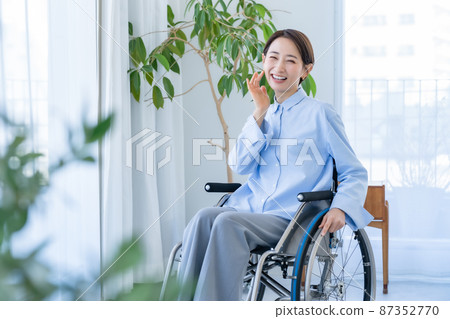 Wheelchair Beauty Moisture Middle Woman 87352770