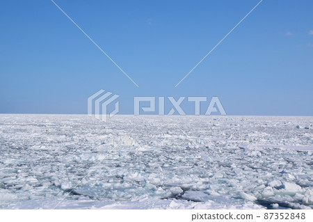 The sea of drift ice in Monbetsu Hokkaido 87352848