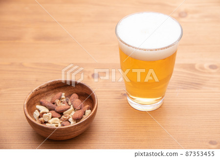 啤酒和零食的混合堅果 87353455