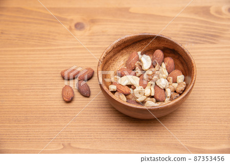 木碗裡的混合堅果 87353456
