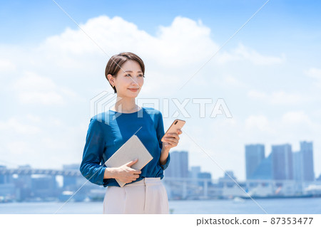 商業城市藍天智能手機女人 商業城市藍天智能手機女人 87353477
