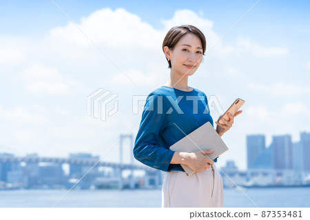 商業城市藍天智能手機女人 87353481