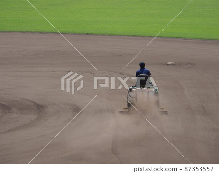 比賽開始前的棒球場地面維護 比賽開始前的棒球場地面維護 87353552