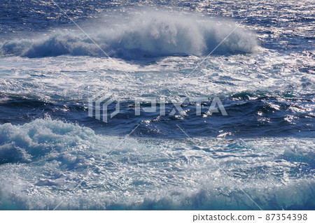洶湧的海浪沖擊紀伊水道(太平洋)的海岸 洶湧的海浪沖擊紀伊水道(太平洋)的海岸 87354398
