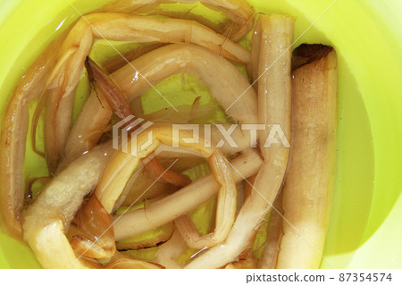 Dried zuiki rehydrated with water 87354574