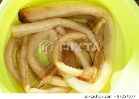 Dried zuiki rehydrated with water 87354577