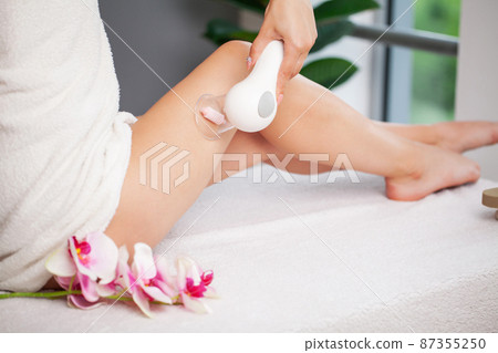 Woman Getting Anti Cellulite Massage By Therapist In Spa 87355250